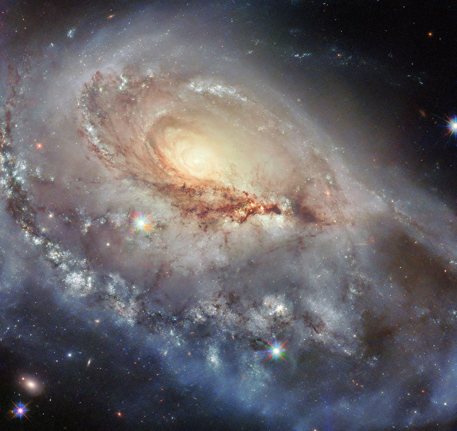 Hubble Captures Stunning 3D Image of Peculiar Spiral Galaxy Arp 184