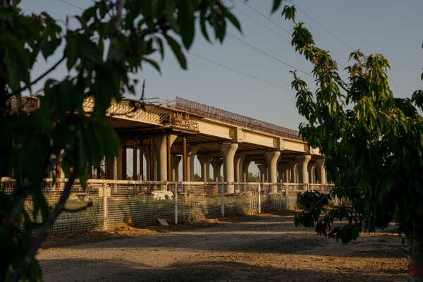 Trump Criticizes Newsom, High-Speed Rail; Dares Governor to 2028 Presidential Run