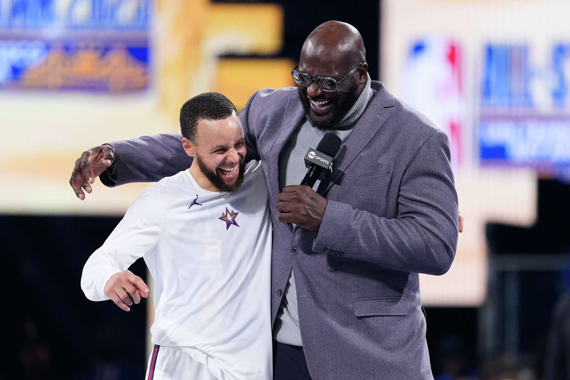 Stephen Curry sidelined with hamstring strain, Warriors adjust playoff strategy