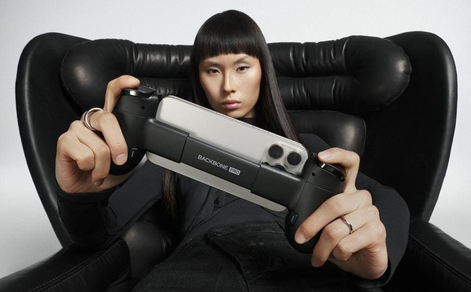 Backbone Pro Controller: Dual Connectivity for Mobile, Cloud, and VR Gaming