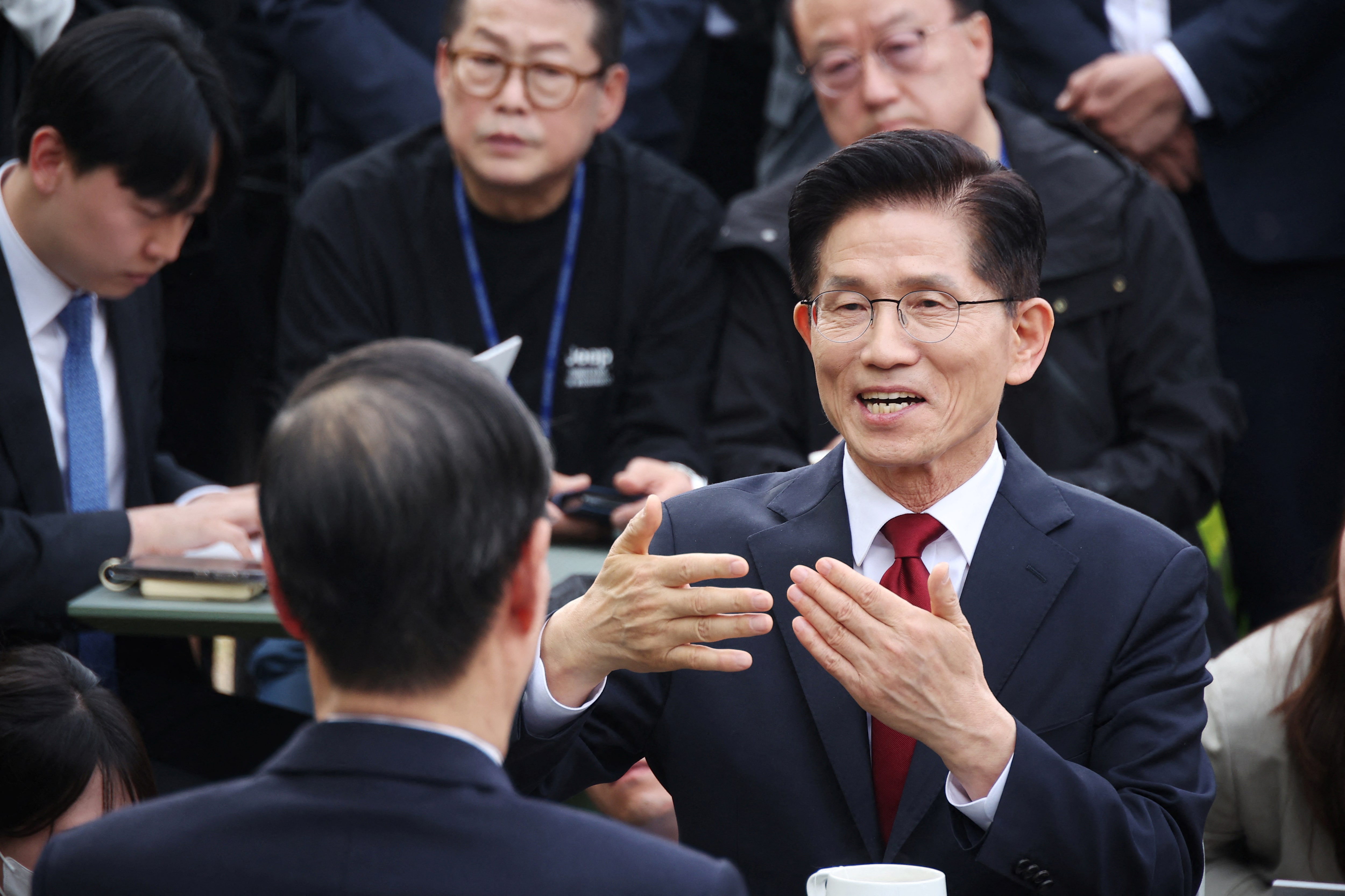 South Korea's PPP in Turmoil: Candidate Swap Fails, Kim Moon-soo Reinstated